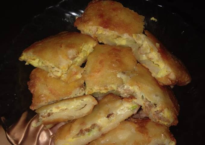 Ini dia! Bagaimana cara membuat Martabak isi daging  dan ayam simple  nikmat