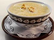 Una foto de sopa de rosada