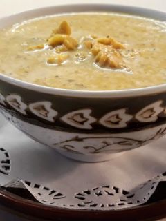 Una foto de Sopa de pescado en salsa de almendra