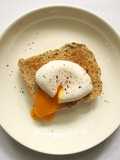 ขนมปัง+ไข่ดาวน้ำ (Poached Egg)