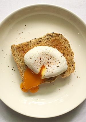 รูปของ ขนมปัง+ไข่ดาวน้ำ (Poached Egg)