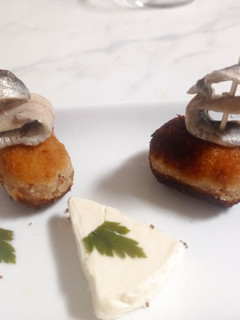 Una foto de Croquetas de Boquerones en vinagre y quesitos y trucos