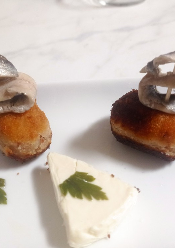 Una foto de Croquetas de Boquerones en vinagre y quesitos y trucos