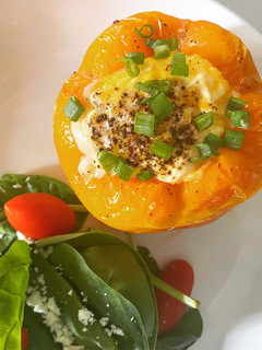 Una foto de Pimiento relleno de rábanos con chorizo y huevo