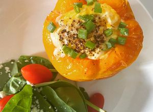 Una foto de Pimiento relleno de rábanos con chorizo y huevo