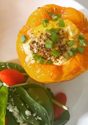 Una foto de Pimiento relleno de rábanos con chorizo y huevo