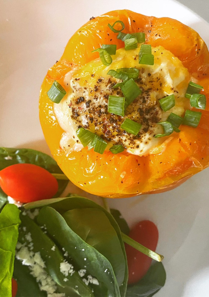 Una foto de Pimiento relleno de rábanos con chorizo y huevo