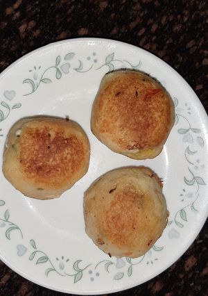 A picture of Stuffed bread patties.