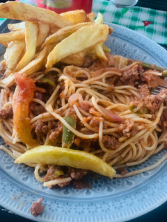 Una foto de Tallarines con papas fritas