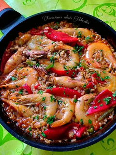 Una foto de Arroz torrado a la sartén con chipirones y langostinos