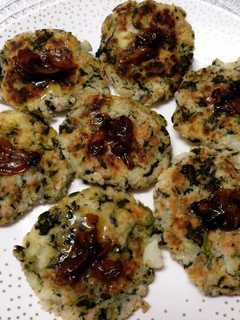 Una foto de Hambuguesitas de patata y atún con cebolla caramelizada