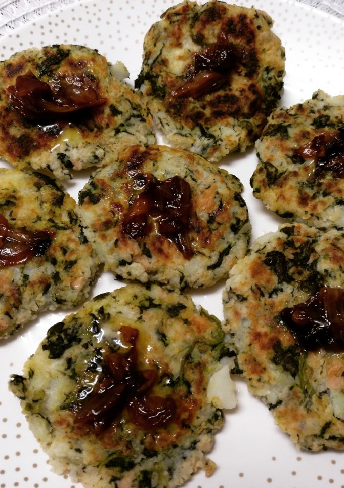 Una foto de Hambuguesitas de patata y atún con cebolla caramelizada