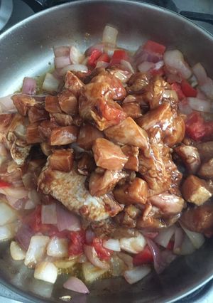 Una foto de Pollo o chancho con verduras
