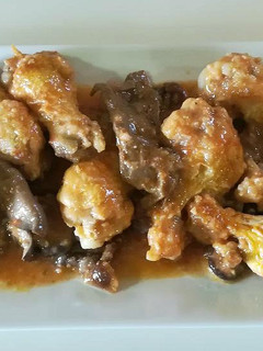 Una foto de Alas de pollo en salsa con setas