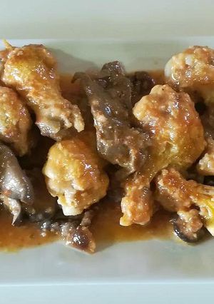 Una foto de Alas de pollo en salsa con setas