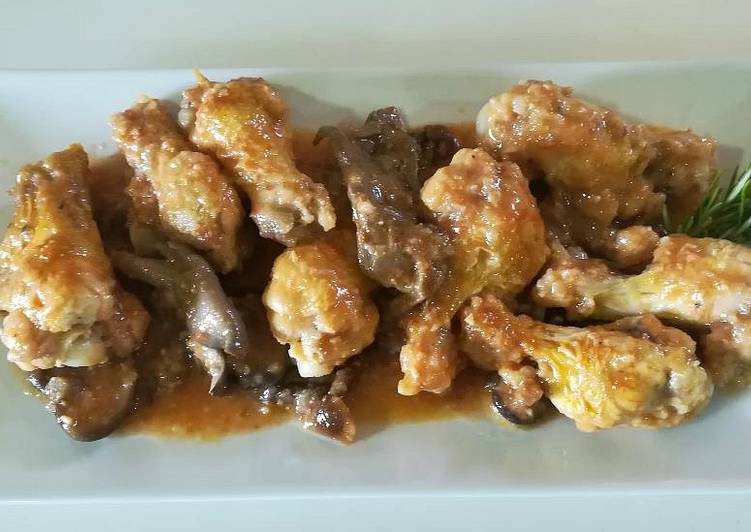 Alas de pollo en salsa con setas