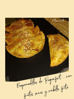 Una foto de Empanadillas de roquefort, con frutos secos y cebolla frita