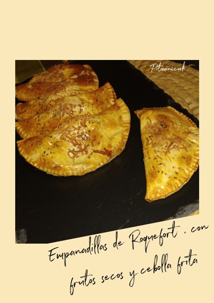 Una foto de Empanadillas de roquefort, con frutos secos y cebolla frita