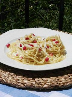 Una foto de Espaguetis con granada y salsa de queso feta