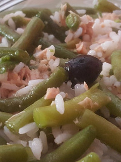 Una foto de Ensalada tibia de judías verdes, arroz y atún