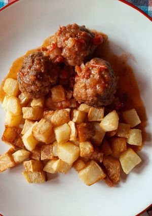 Una foto de Albóndigas en salsa de tomates con papitas fritas