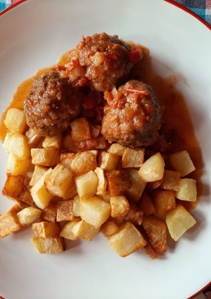 Una foto de Albóndigas en salsa de tomates con papitas fritas