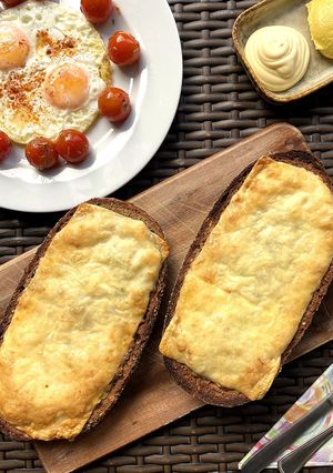 Fokhagymás - tejfölös töltött melegszendvics recept fotója