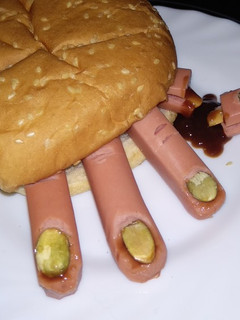 Una foto de La mano que mece... La hamburguesa! 🖐️🍔