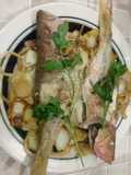 Pescado asado sobre anillas de cebollas en miel