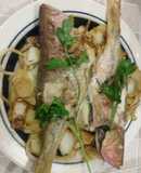 Pescado asado sobre anillas de cebollas en miel