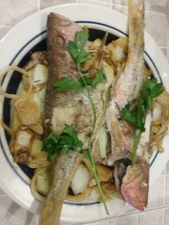 Una foto de Pescado asado sobre anillas de cebollas en miel