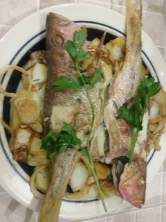 Una foto de Pescado asado sobre anillas de cebollas en miel