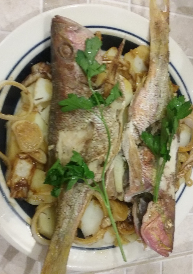 Una foto de Pescado asado sobre anillas de cebollas en miel