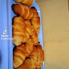 A picture of Croissant 🥐.