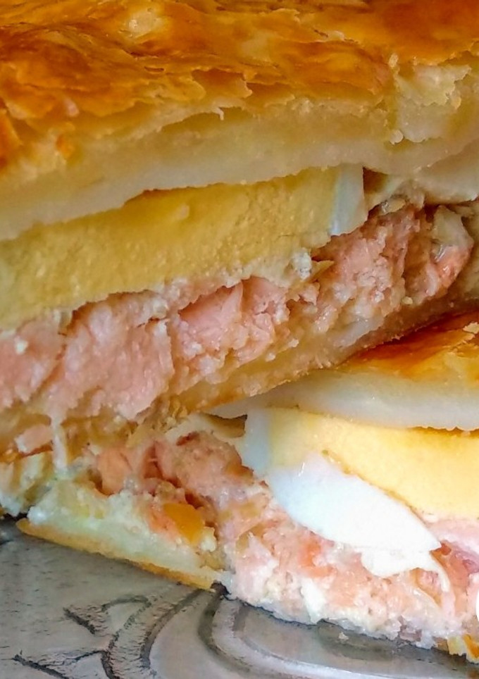 Una foto de 13.🥮Empanada de salmón, cebolla, huevo y surimi