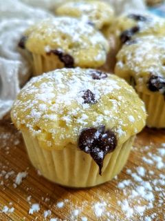 Una foto de Magdalenas de plátano y gotas de chocolate en el microondas