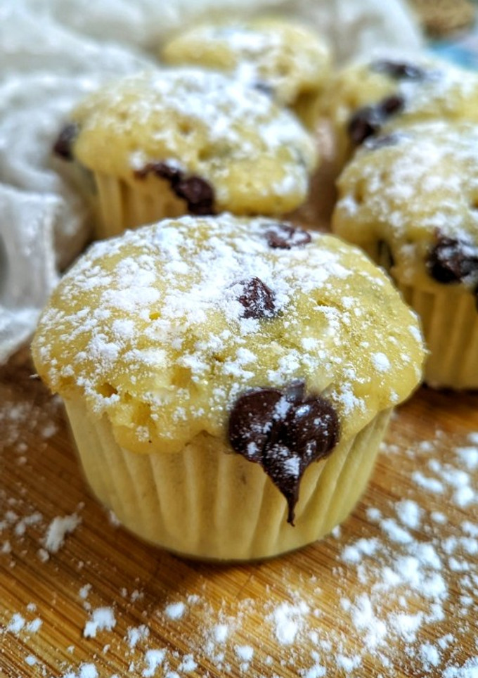 Una foto de Magdalenas de plátano y gotas de chocolate en el microondas