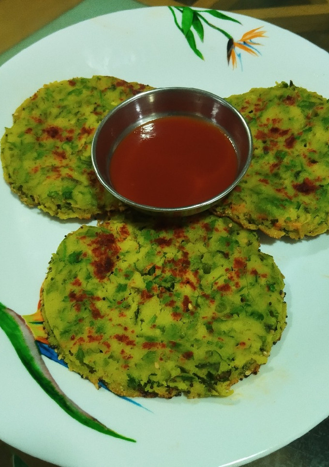 જુવાર ના ગ્રીન ક્રીસપી તવા ઢોકળા (હેલ્ધી અને ડાયેટ ઇનસ્ટનટ રેસીપી) રેસીપી મુખ્ય ફોટો