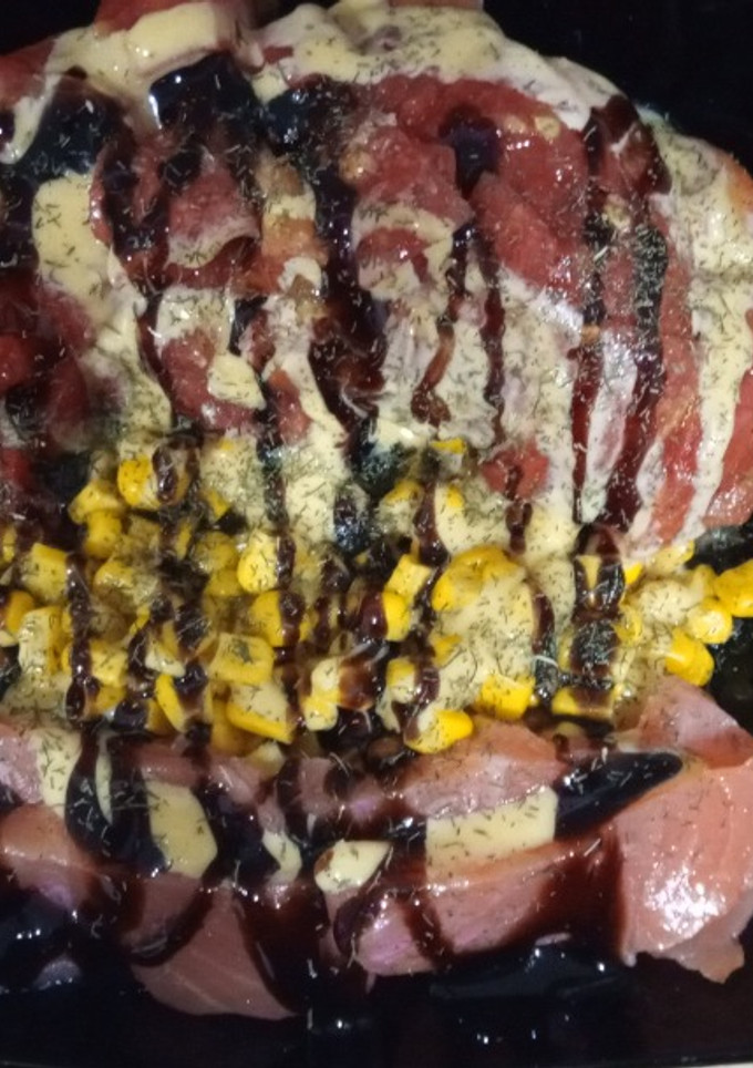 Una foto de Ensalada de Tomate Rosa, Maíz y Salmón con Salsa de Miel y Mostaza y Crema de Vinagre de Módena