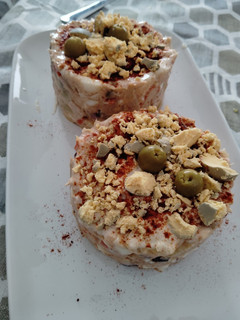 Una foto de Ensaladilla de patatas con pulpo y gambas con mayonesa proteica de huevo y queso fresco