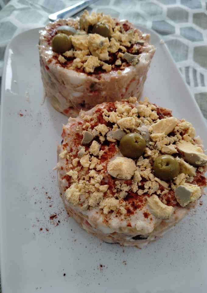 Una foto de Ensaladilla de patatas con pulpo y gambas con mayonesa proteica de huevo y queso fresco