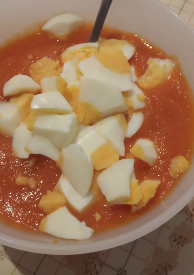 Una foto de Salmorejo de calabacín y tomate