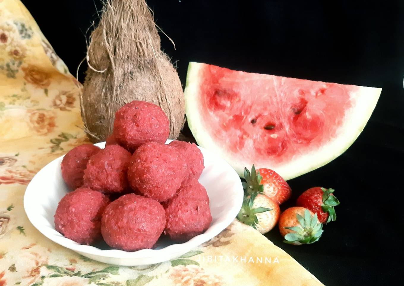 Strawberry Nariyal aur Tarbuz ke chilke ke Laddoo