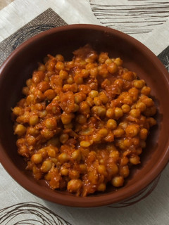 Una foto de Garbanzos con cebolla y tomate