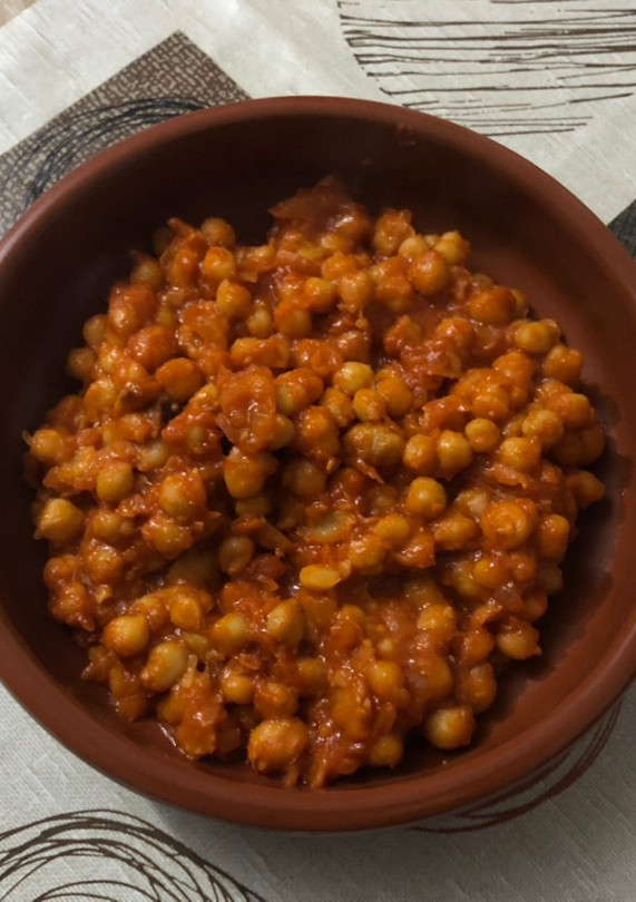 Una foto de Garbanzos con cebolla y tomate