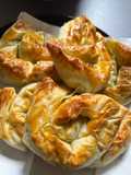Masa filo rellena con espinacas, huevo y queso feta