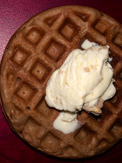 Una foto de Mini Waffles 🧇 de chocolate y helado