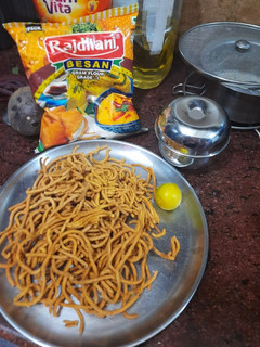 बेसन के सेव (besan ke sev recipe in Hindi) रेसिपी मुख्य फोटो