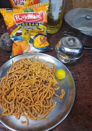 बेसन के सेव (besan ke sev recipe in Hindi) रेसिपी मुख्य फोटो