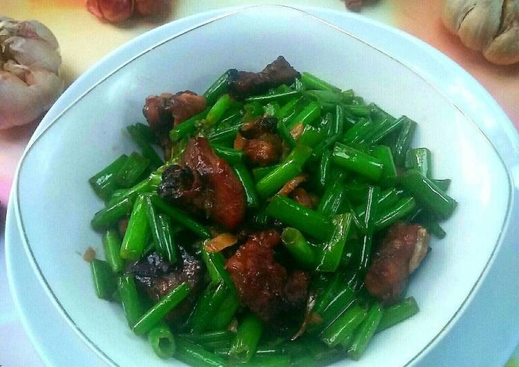 Kambing di Bunga Bawang